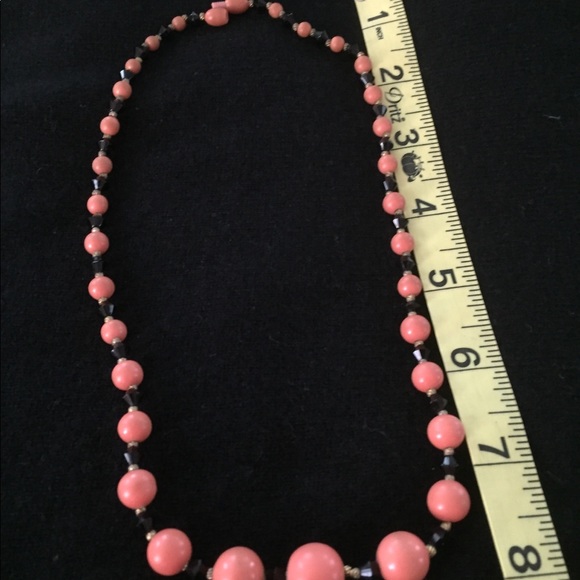 Vintage coral and jet bead necklace. - Picture 8 of 8